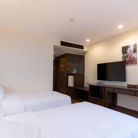 Journeyhub Sukhumvit 26, Bangkok - Formerly St James Hotel Extérieur photo