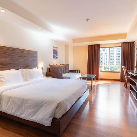 Journeyhub Sukhumvit 26, Bangkok - Formerly St James Hotel Extérieur photo