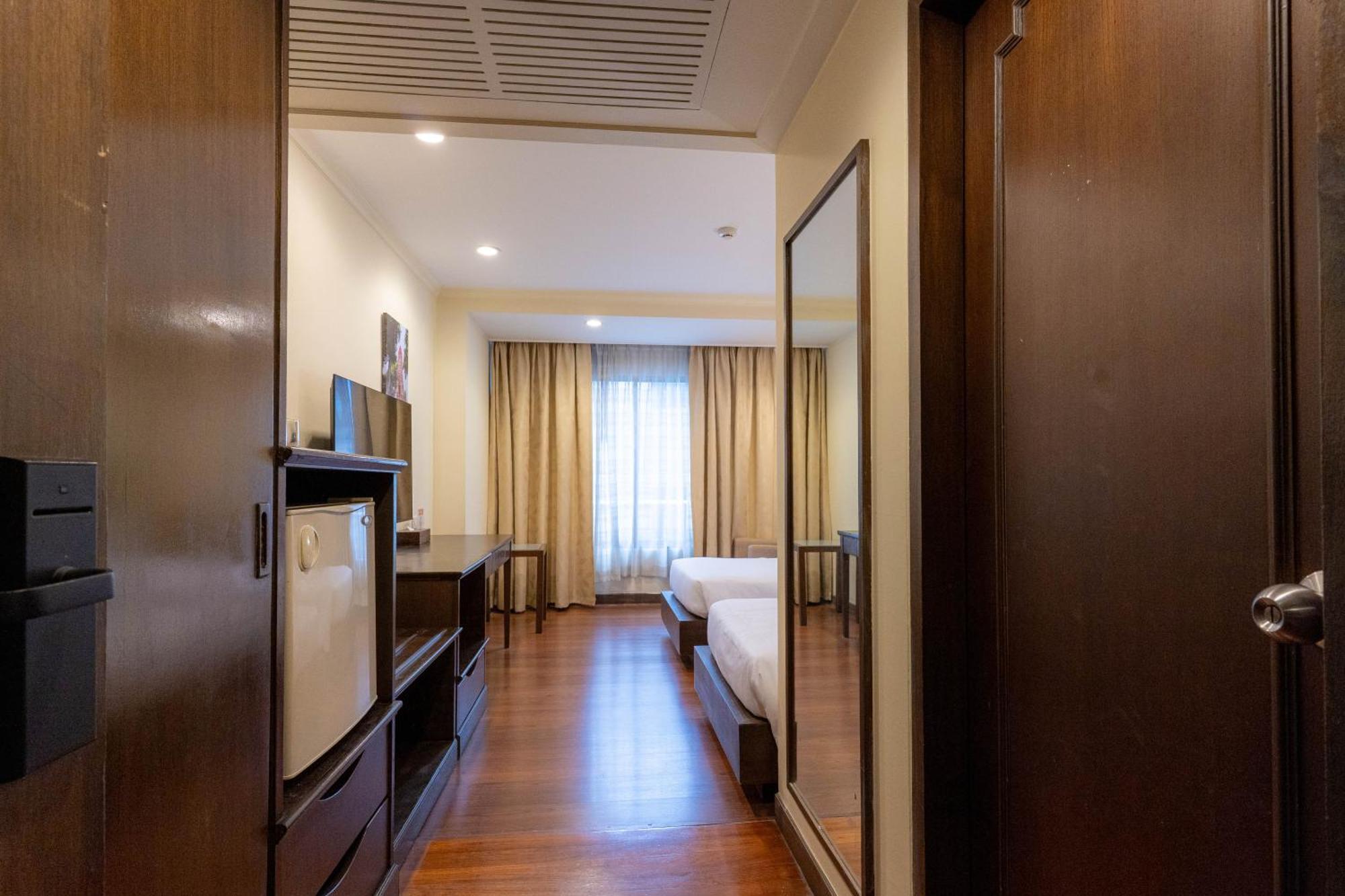 Journeyhub Sukhumvit 26, Bangkok - Formerly St James Hotel Extérieur photo