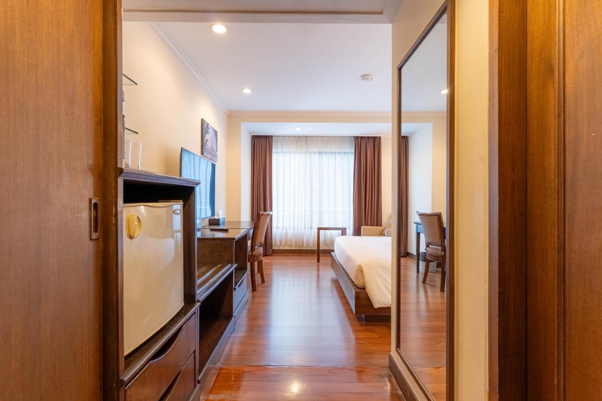 Journeyhub Sukhumvit 26, Bangkok - Formerly St James Hotel Extérieur photo