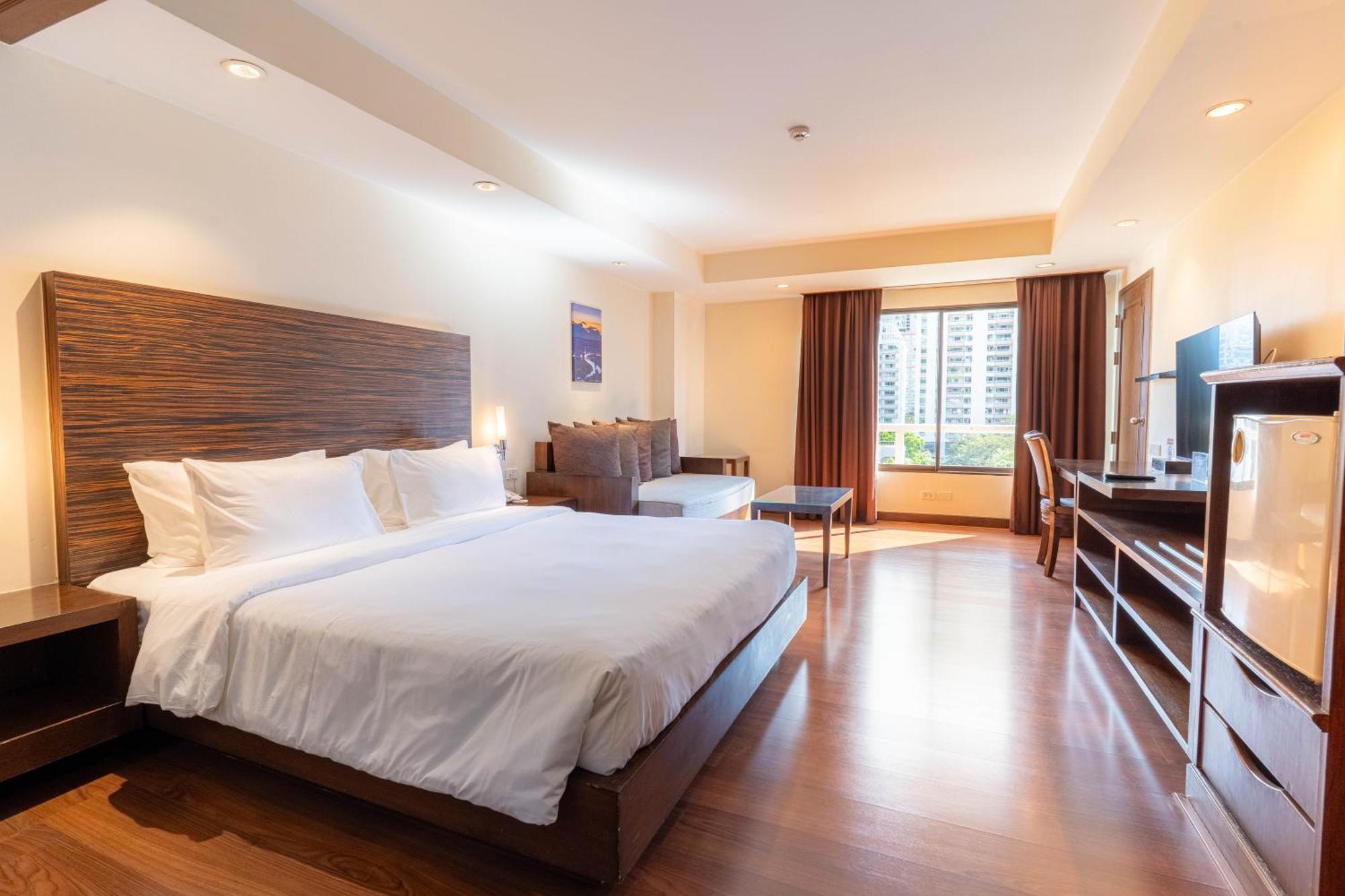 Journeyhub Sukhumvit 26, Bangkok - Formerly St James Hotel Extérieur photo