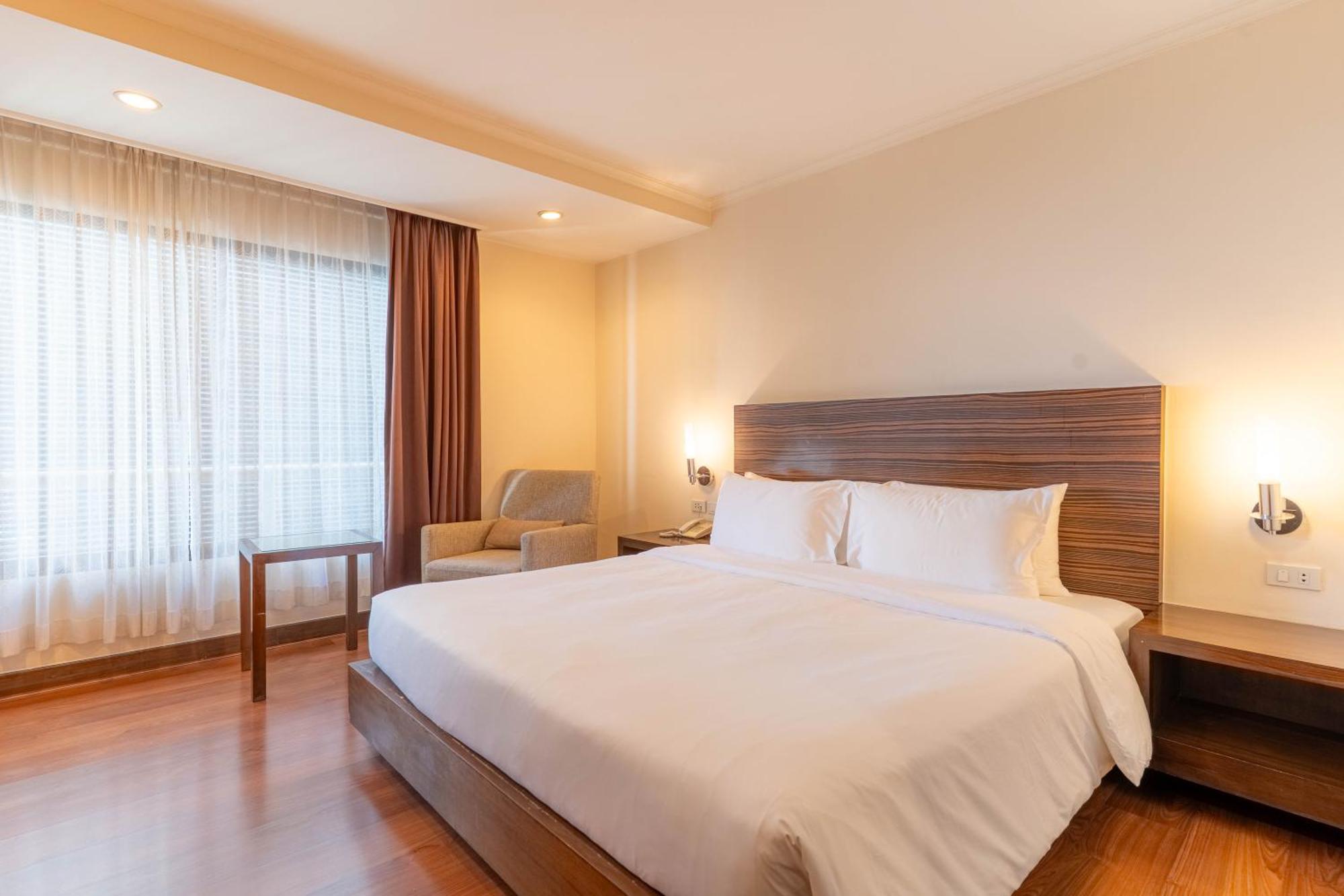 Journeyhub Sukhumvit 26, Bangkok - Formerly St James Hotel Extérieur photo