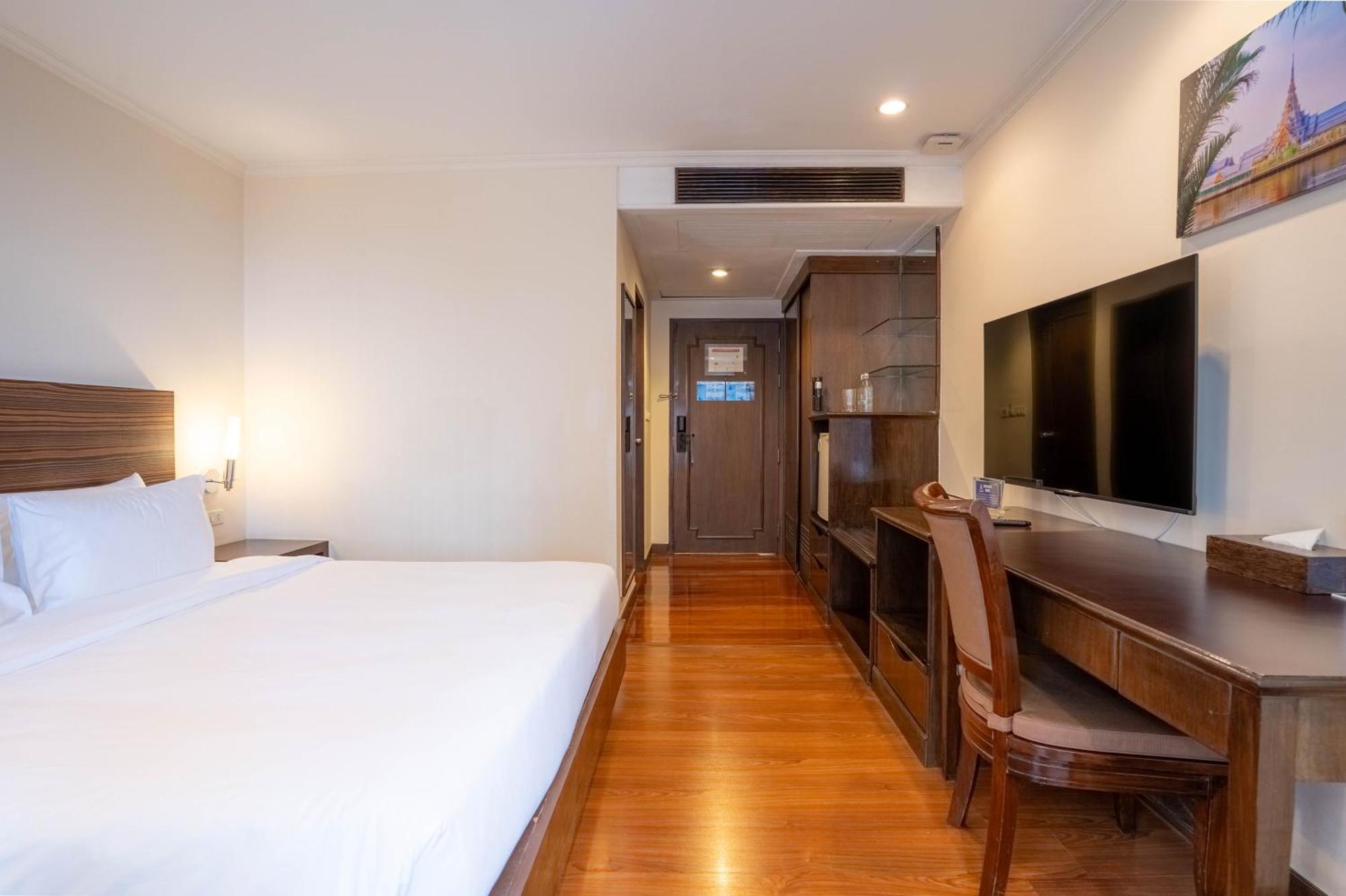 Journeyhub Sukhumvit 26, Bangkok - Formerly St James Hotel Extérieur photo