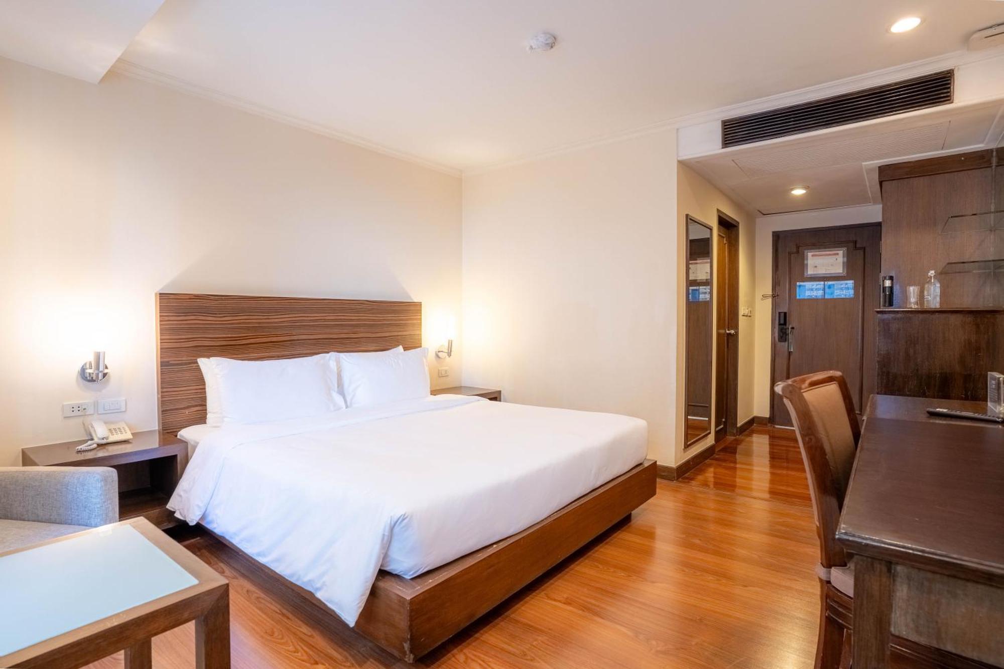 Journeyhub Sukhumvit 26, Bangkok - Formerly St James Hotel Extérieur photo