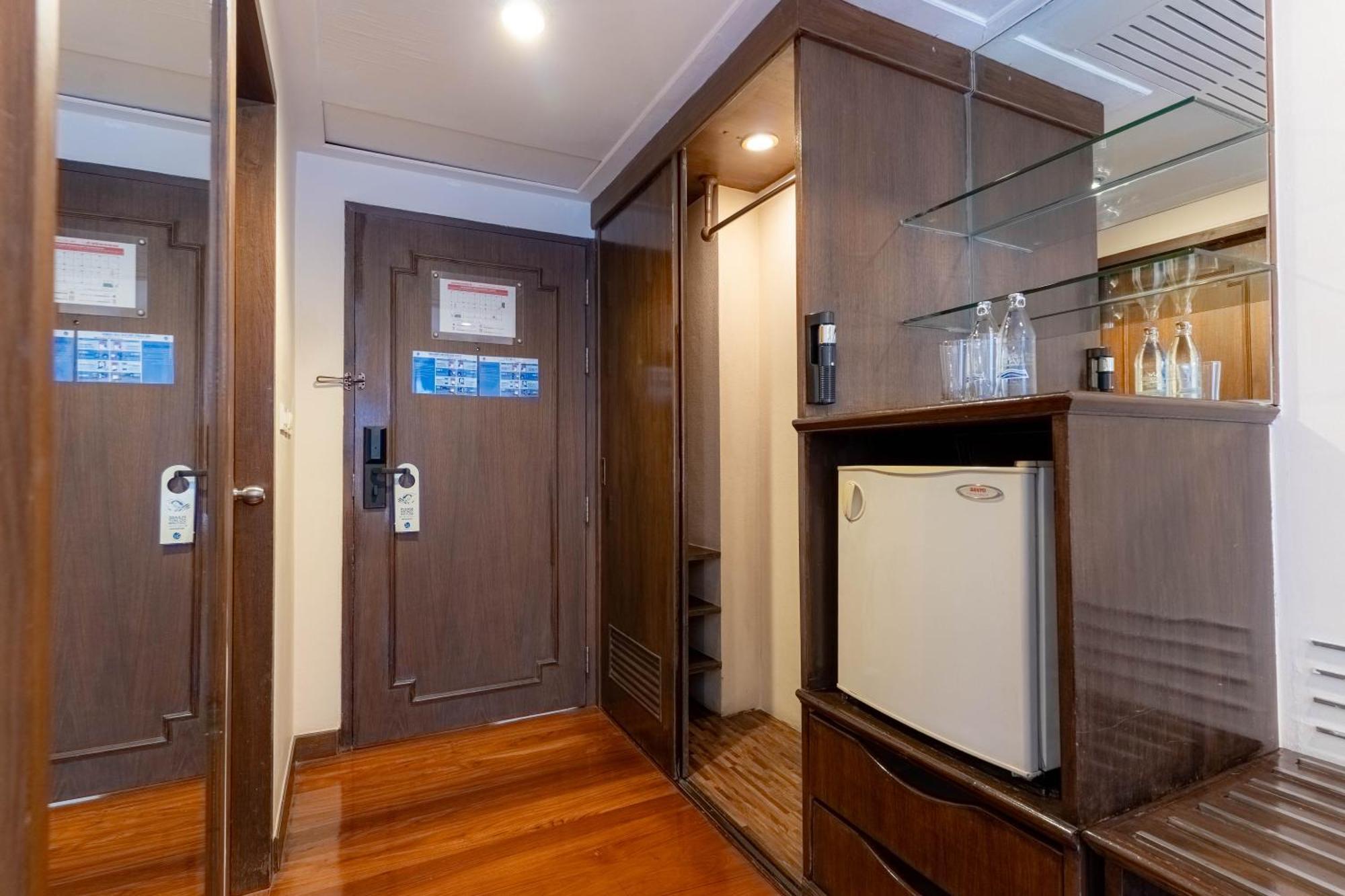 Journeyhub Sukhumvit 26, Bangkok - Formerly St James Hotel Extérieur photo