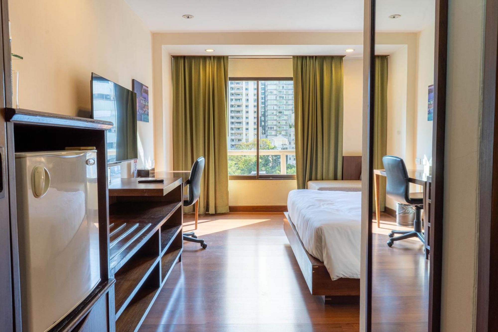 Journeyhub Sukhumvit 26, Bangkok - Formerly St James Hotel Extérieur photo