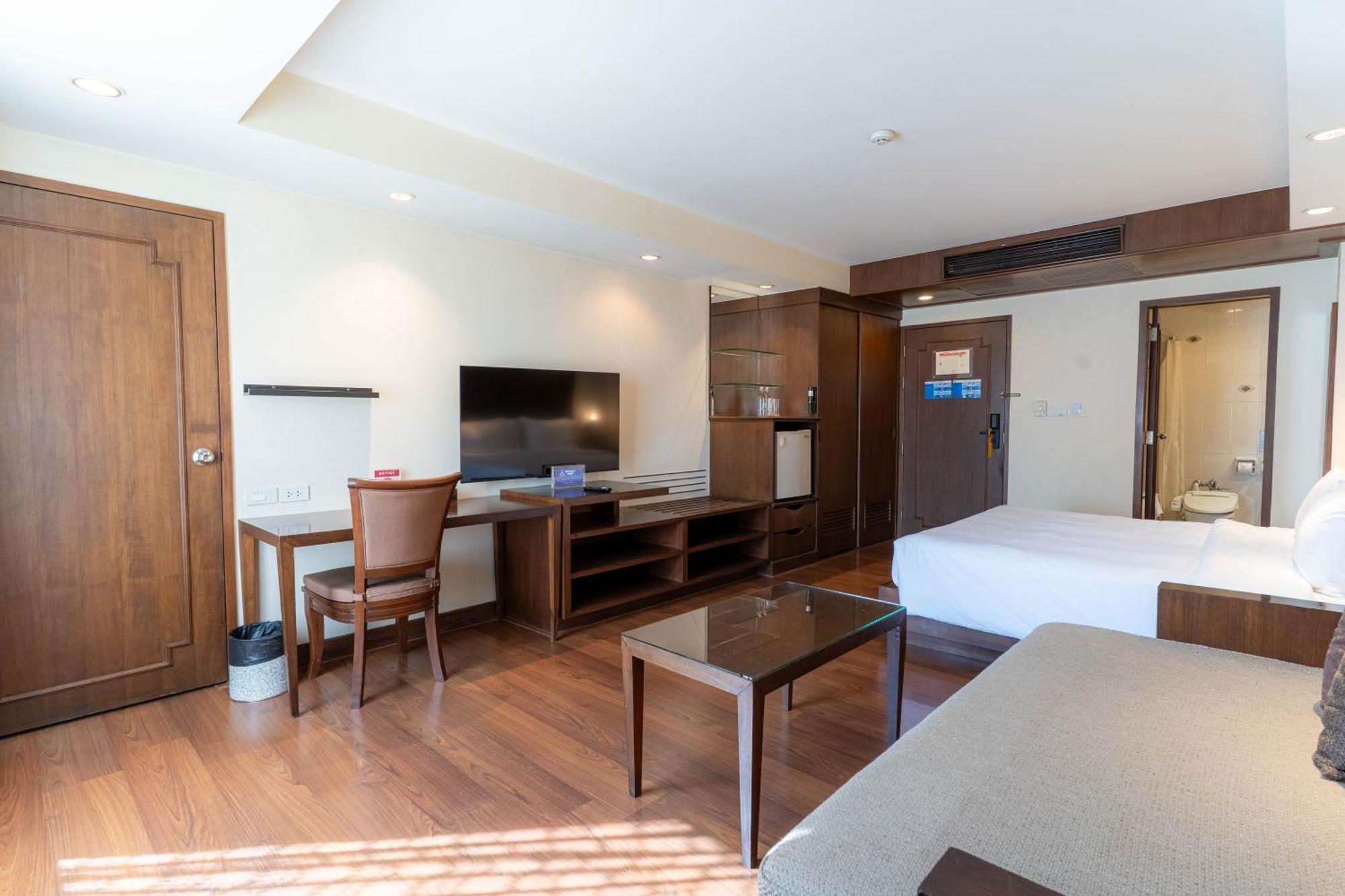 Journeyhub Sukhumvit 26, Bangkok - Formerly St James Hotel Extérieur photo