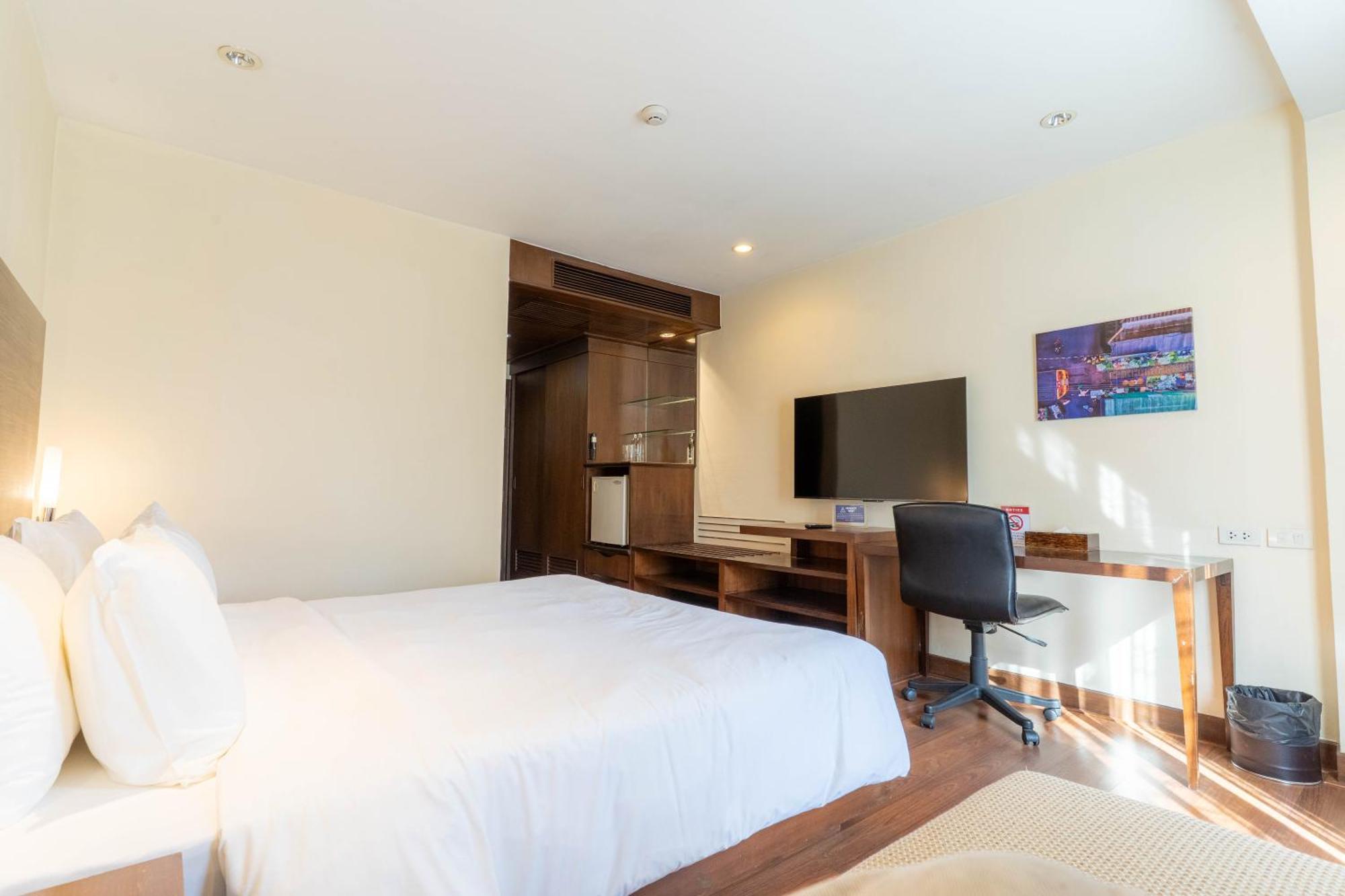 Journeyhub Sukhumvit 26, Bangkok - Formerly St James Hotel Extérieur photo