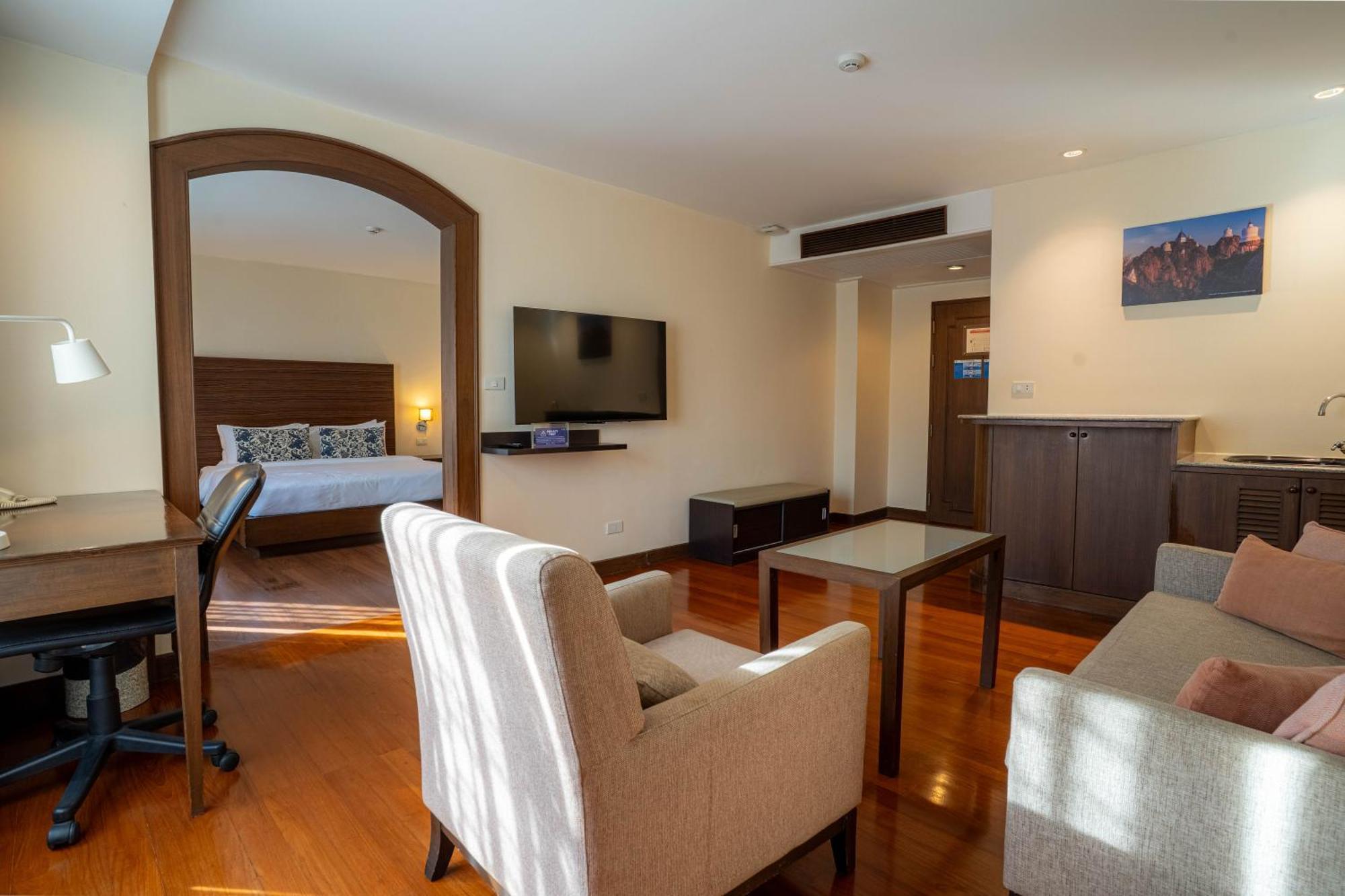Journeyhub Sukhumvit 26, Bangkok - Formerly St James Hotel Extérieur photo
