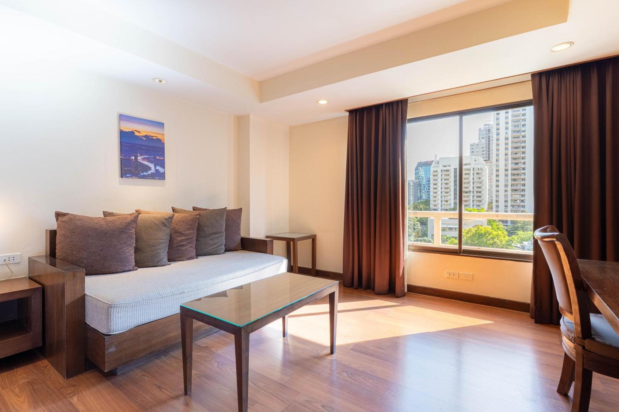 Journeyhub Sukhumvit 26, Bangkok - Formerly St James Hotel Extérieur photo