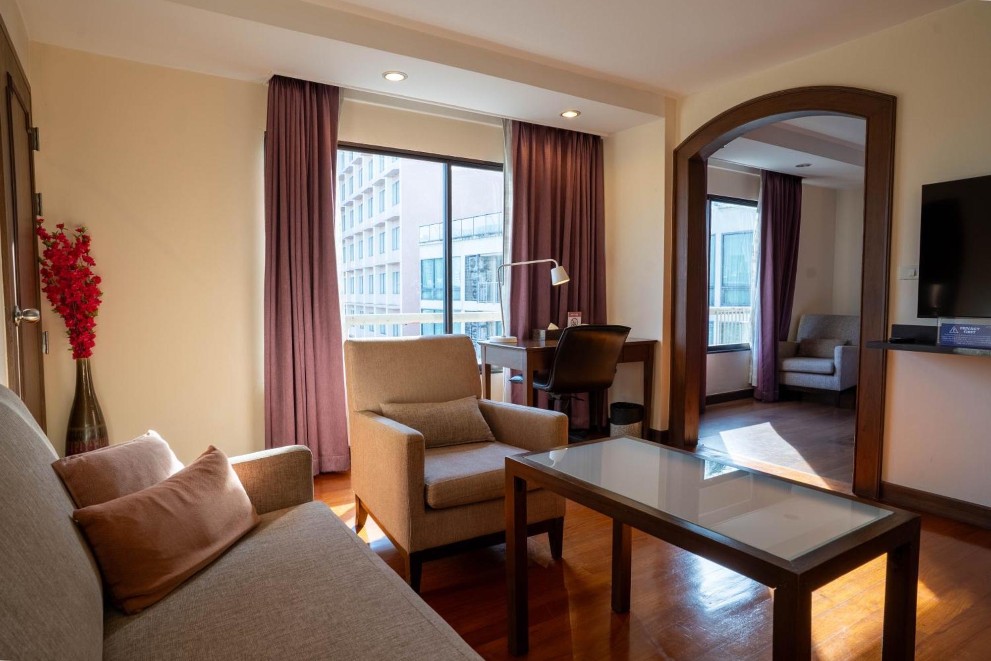 Journeyhub Sukhumvit 26, Bangkok - Formerly St James Hotel Extérieur photo