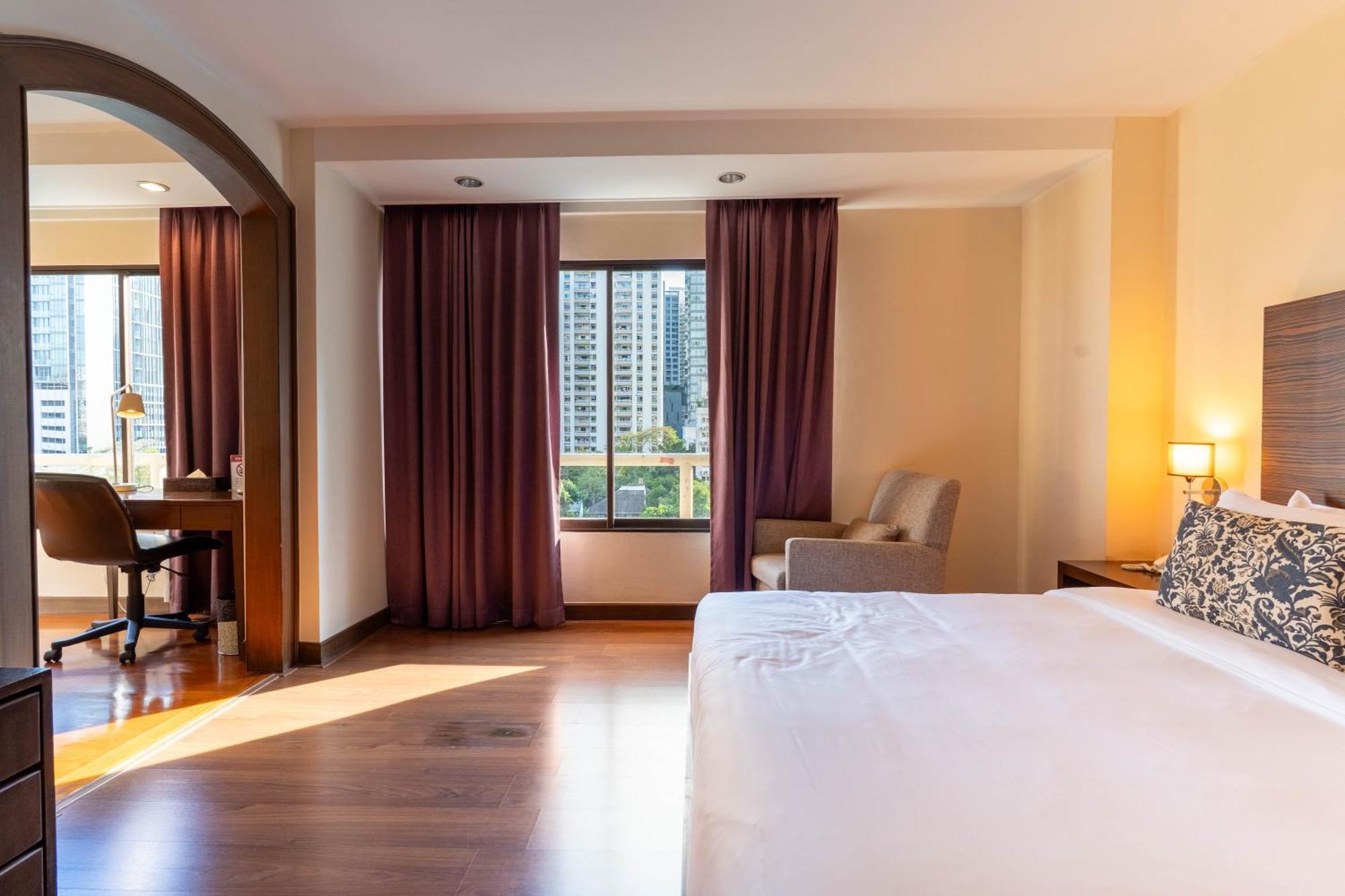 Journeyhub Sukhumvit 26, Bangkok - Formerly St James Hotel Extérieur photo
