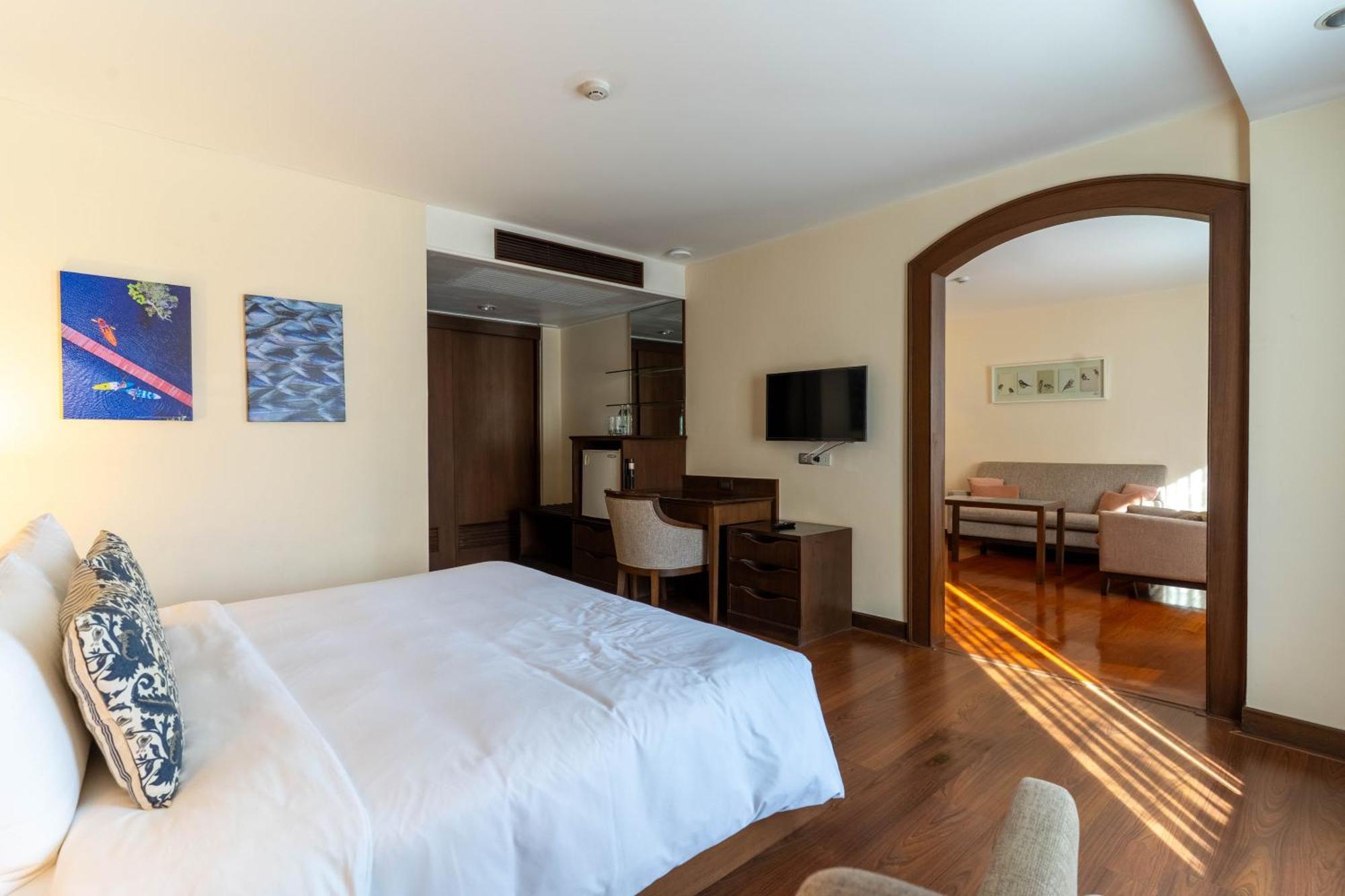 Journeyhub Sukhumvit 26, Bangkok - Formerly St James Hotel Extérieur photo