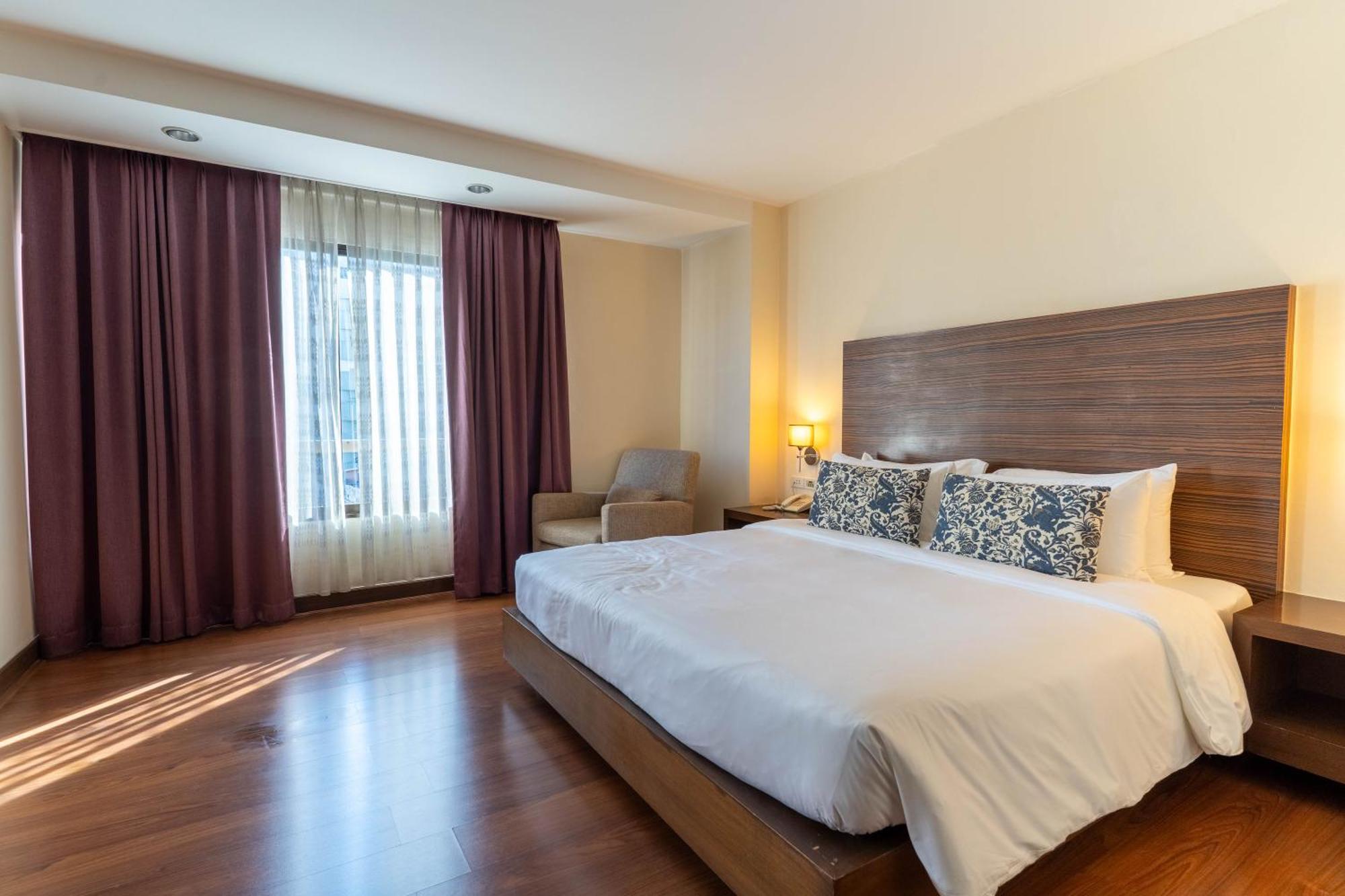Journeyhub Sukhumvit 26, Bangkok - Formerly St James Hotel Extérieur photo