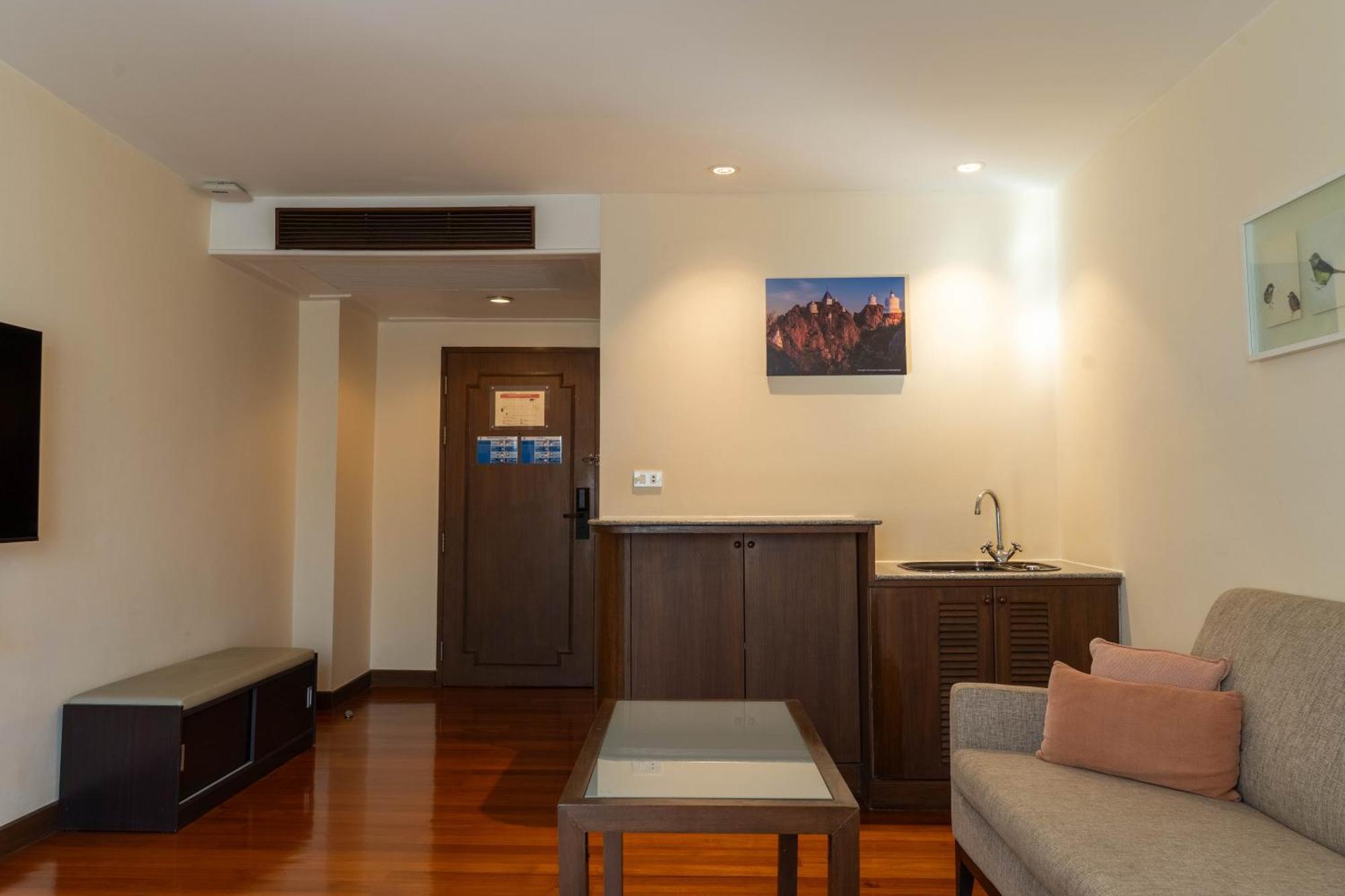 Journeyhub Sukhumvit 26, Bangkok - Formerly St James Hotel Extérieur photo