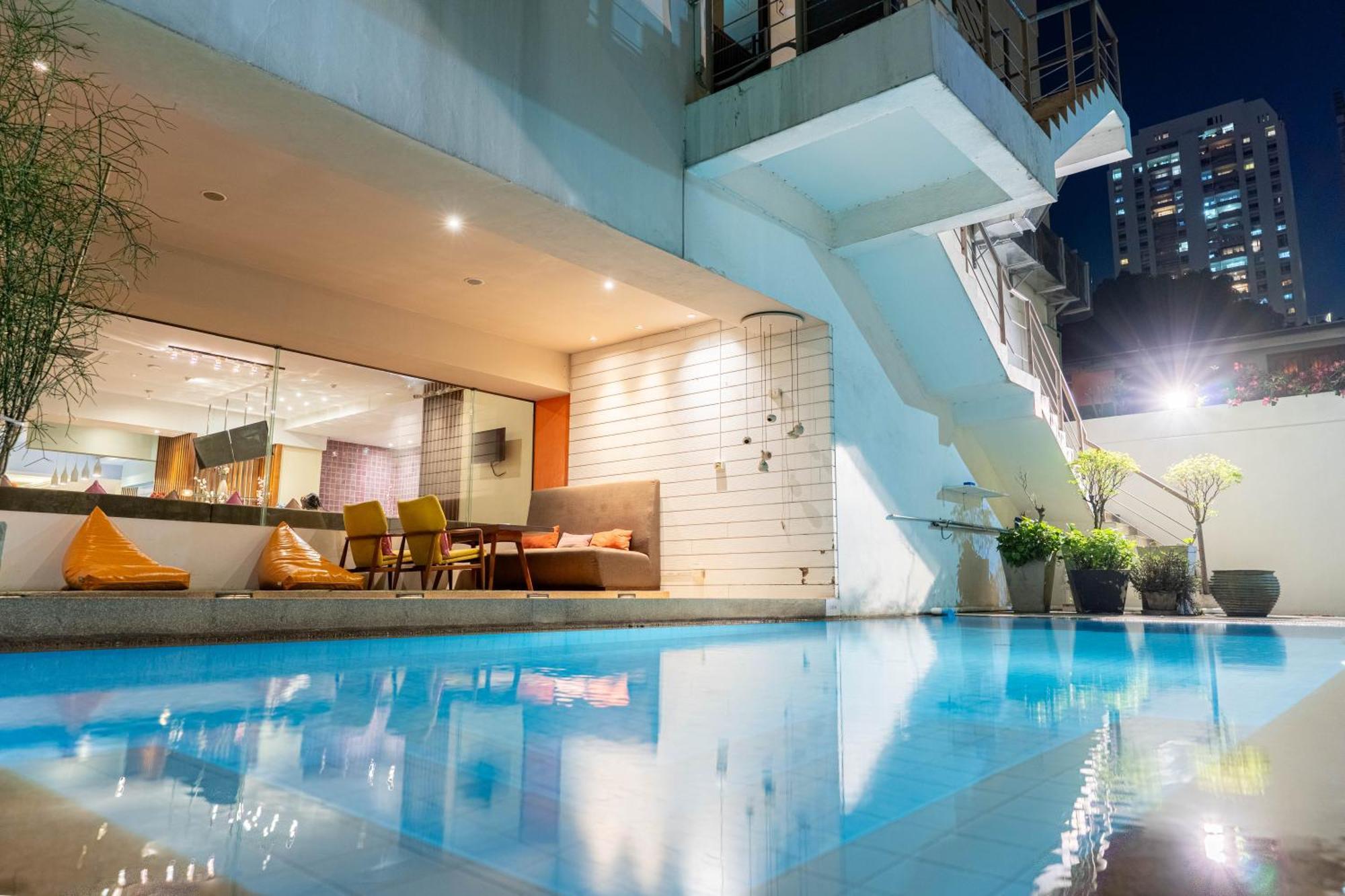 Journeyhub Sukhumvit 26, Bangkok - Formerly St James Hotel Extérieur photo