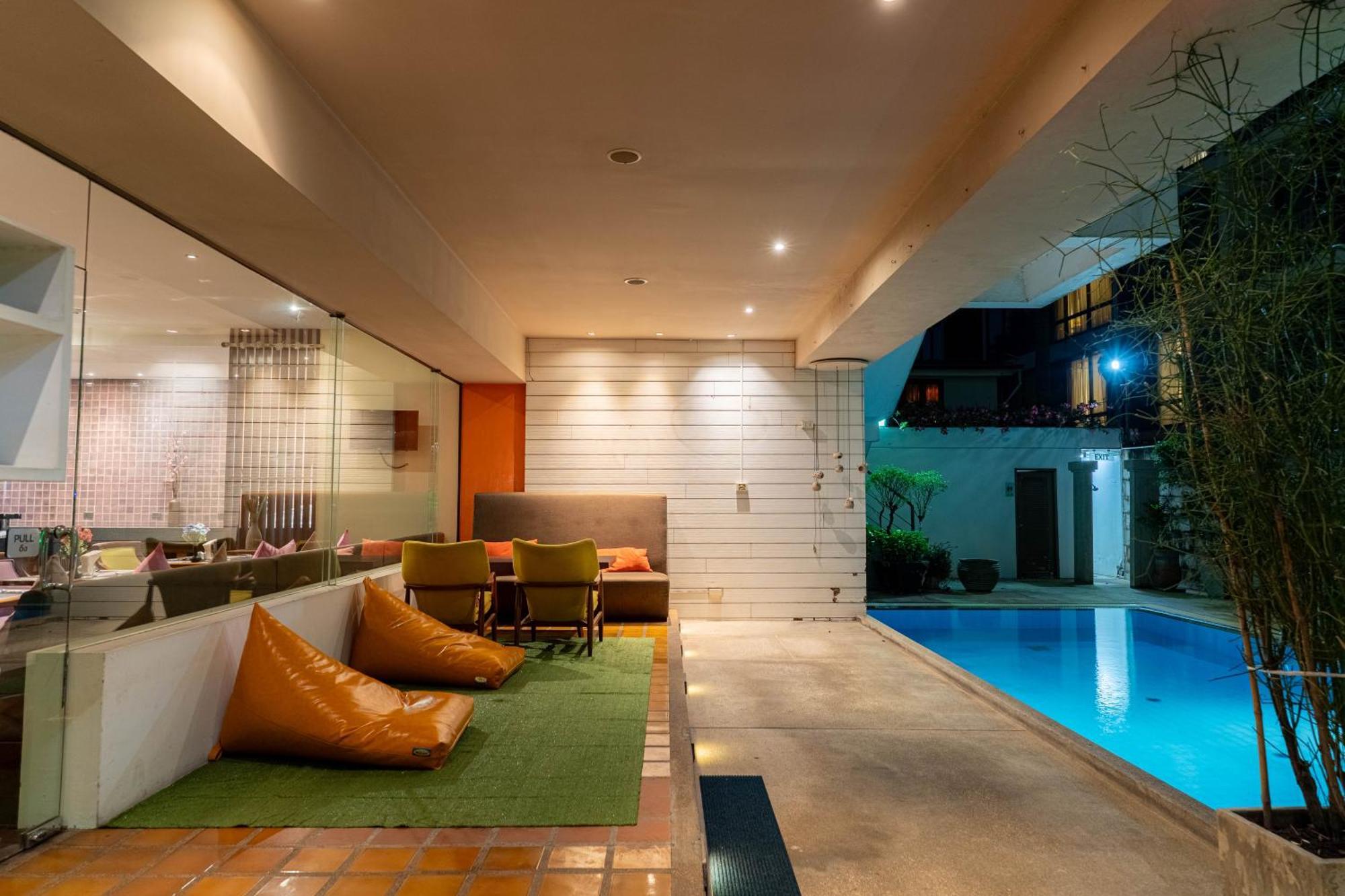 Journeyhub Sukhumvit 26, Bangkok - Formerly St James Hotel Extérieur photo