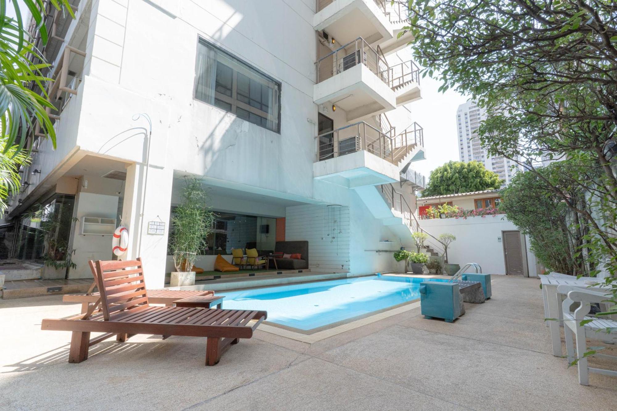 Journeyhub Sukhumvit 26, Bangkok - Formerly St James Hotel Extérieur photo