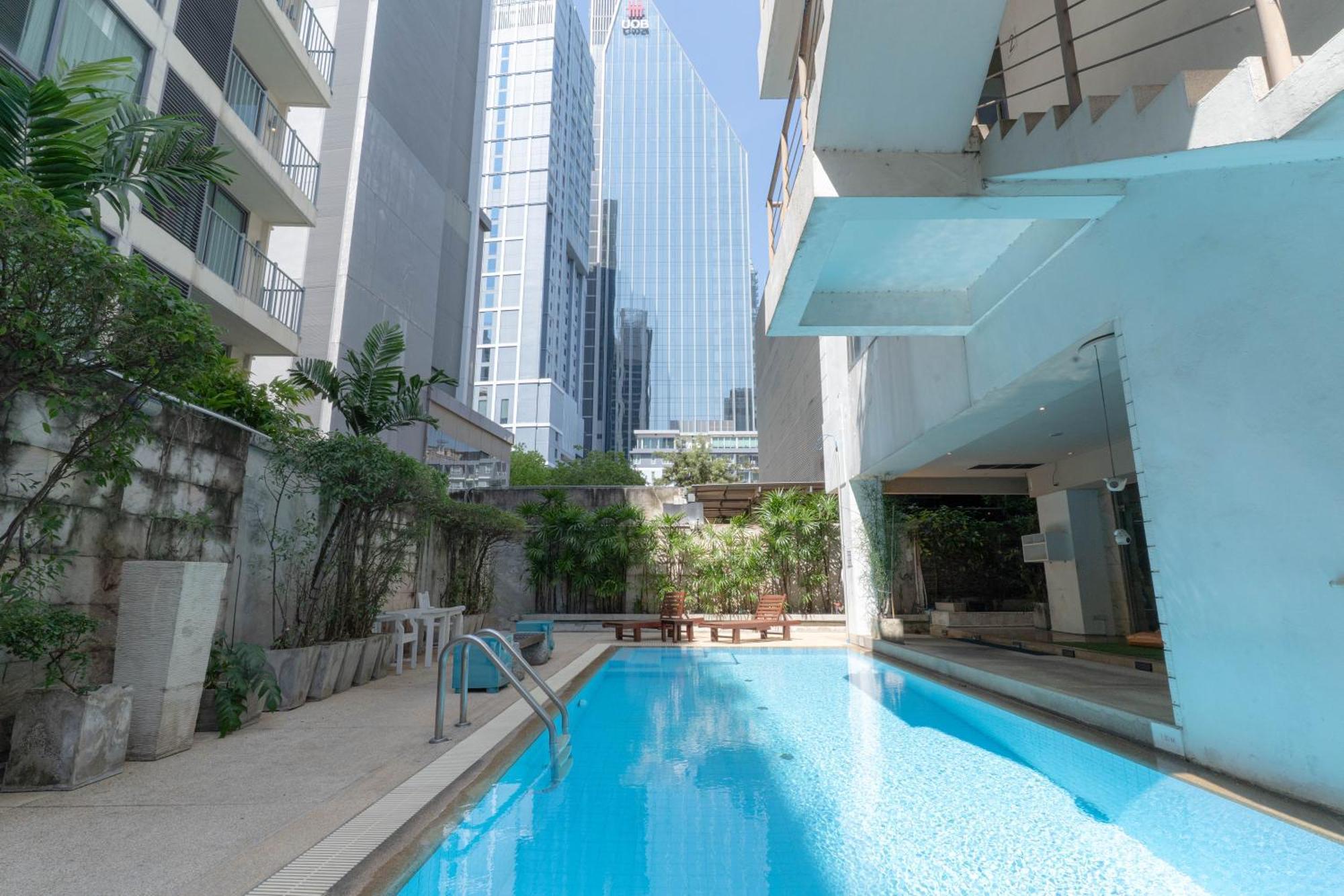 Journeyhub Sukhumvit 26, Bangkok - Formerly St James Hotel Extérieur photo