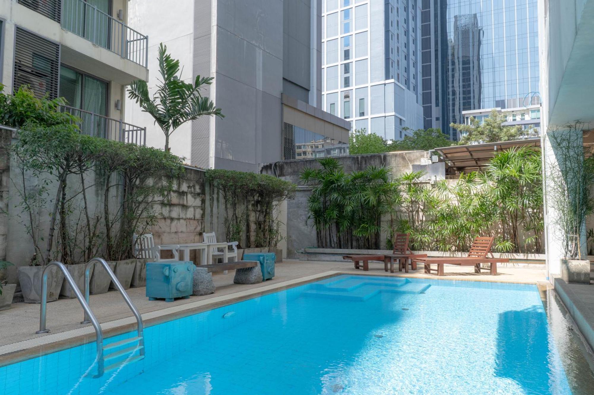 Journeyhub Sukhumvit 26, Bangkok - Formerly St James Hotel Extérieur photo