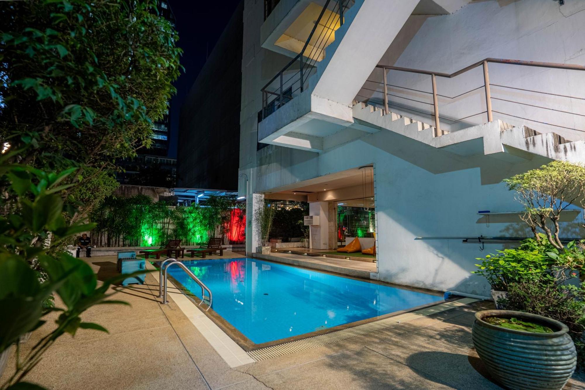 Journeyhub Sukhumvit 26, Bangkok - Formerly St James Hotel Extérieur photo