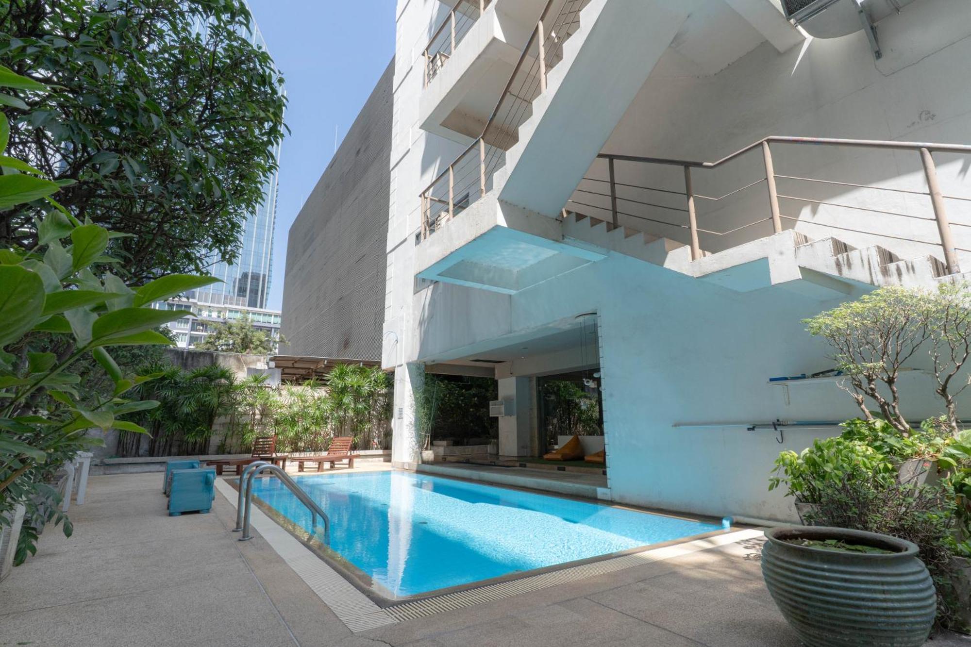 Journeyhub Sukhumvit 26, Bangkok - Formerly St James Hotel Extérieur photo
