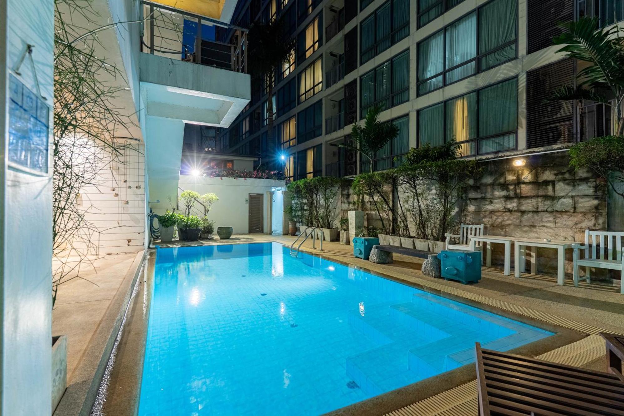 Journeyhub Sukhumvit 26, Bangkok - Formerly St James Hotel Extérieur photo