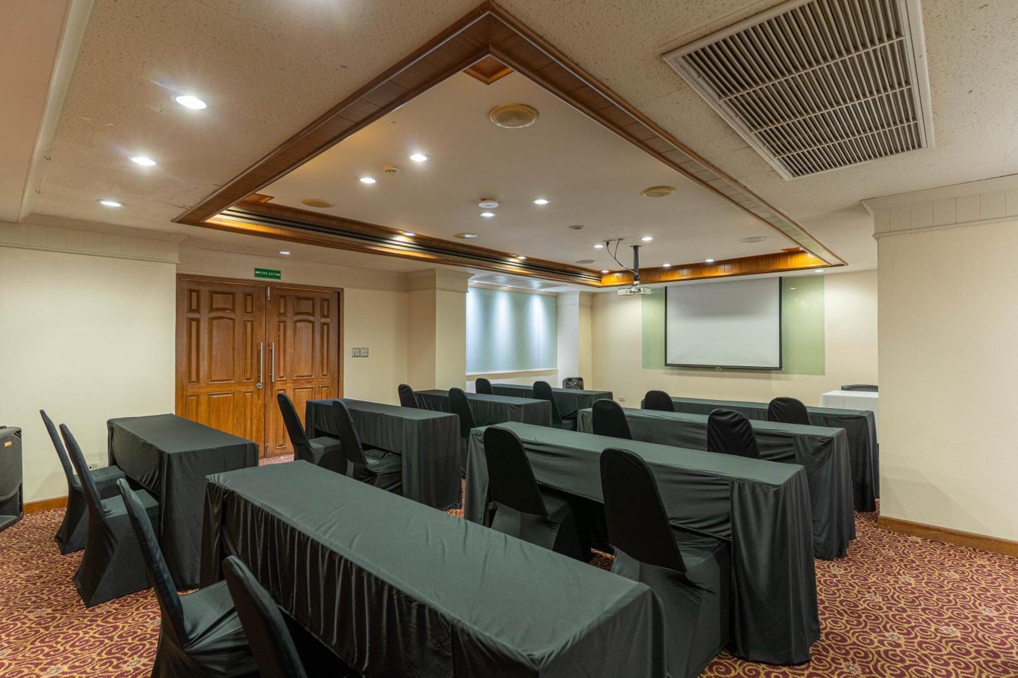 Journeyhub Sukhumvit 26, Bangkok - Formerly St James Hotel Extérieur photo