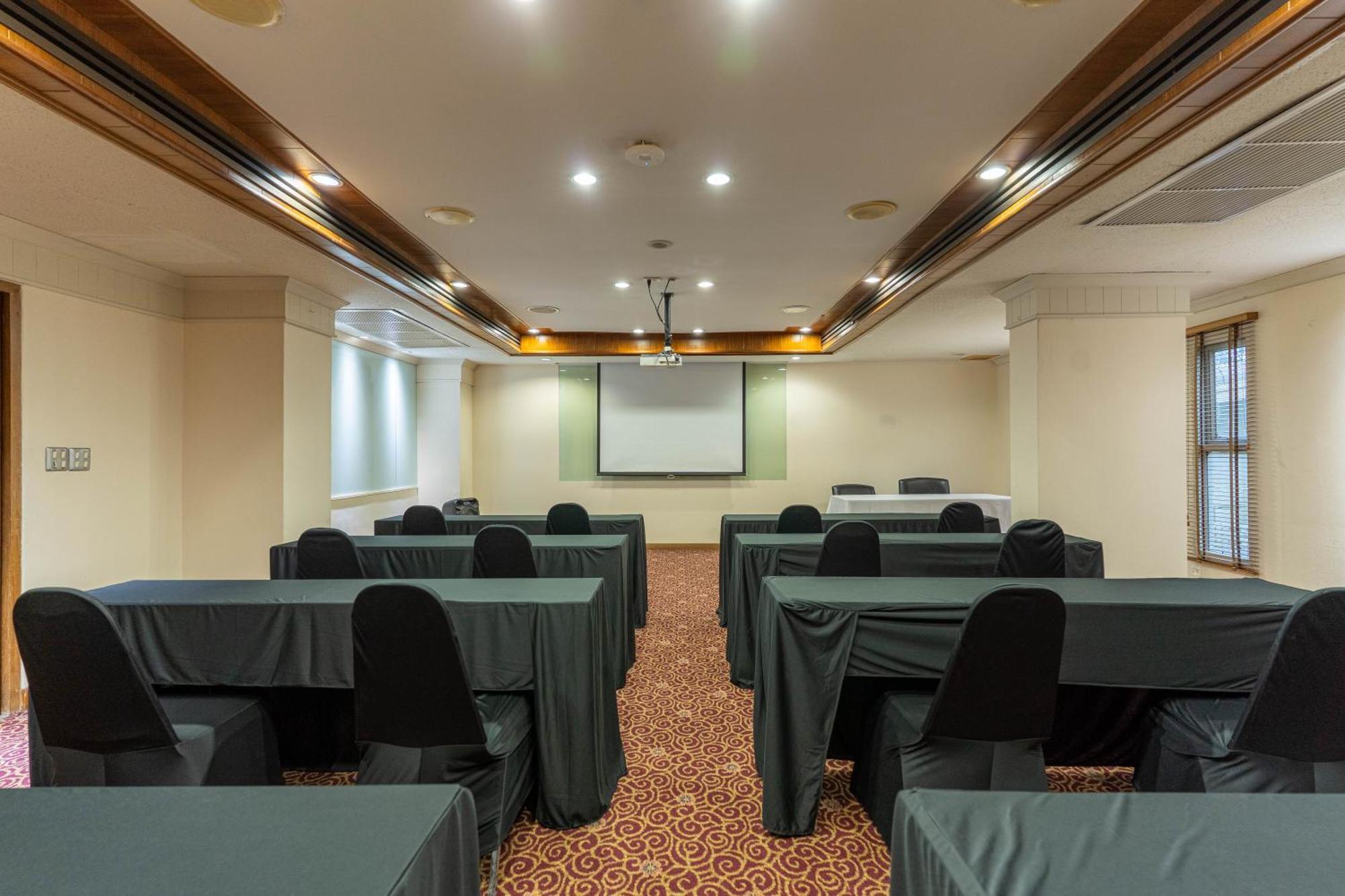 Journeyhub Sukhumvit 26, Bangkok - Formerly St James Hotel Extérieur photo