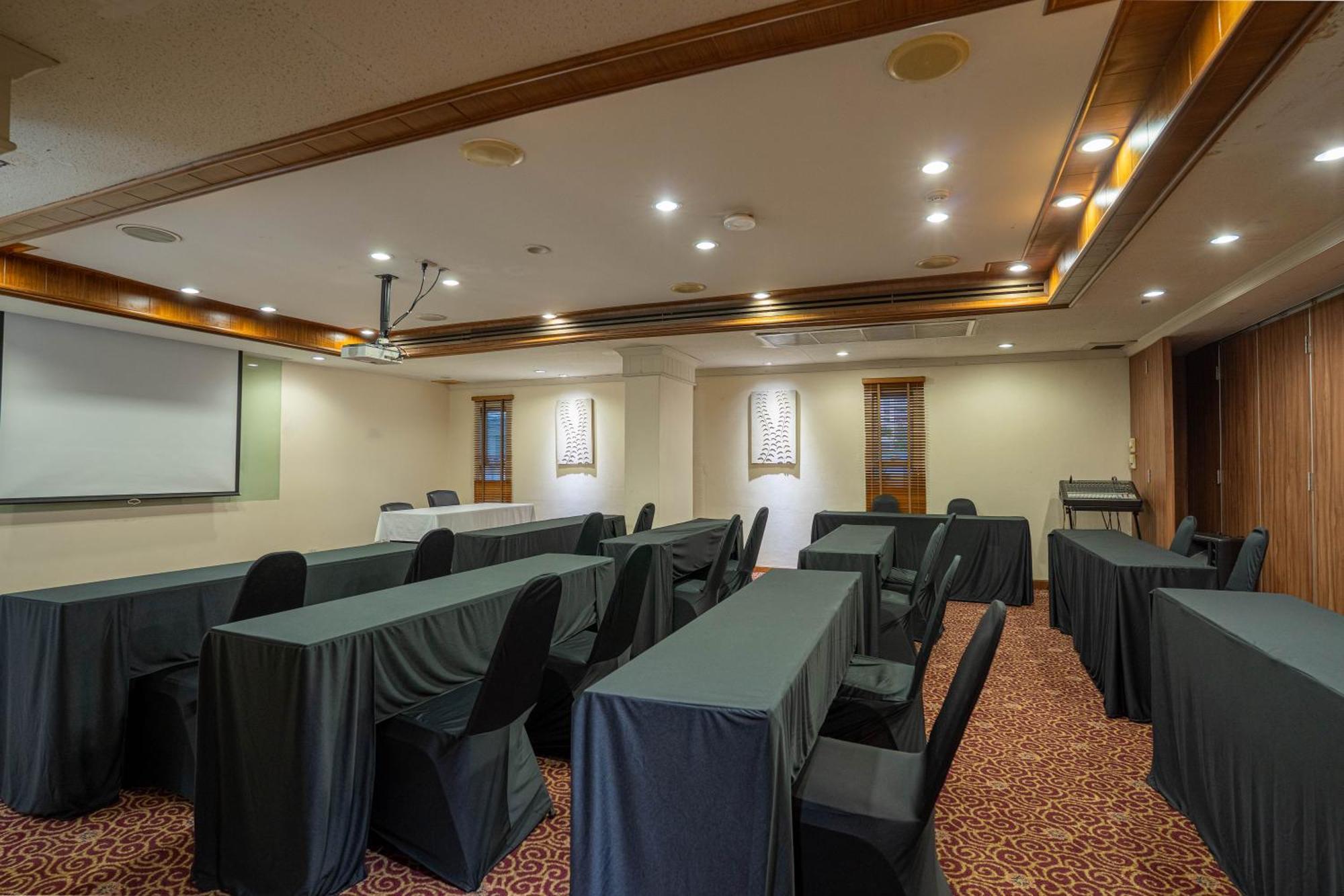 Journeyhub Sukhumvit 26, Bangkok - Formerly St James Hotel Extérieur photo