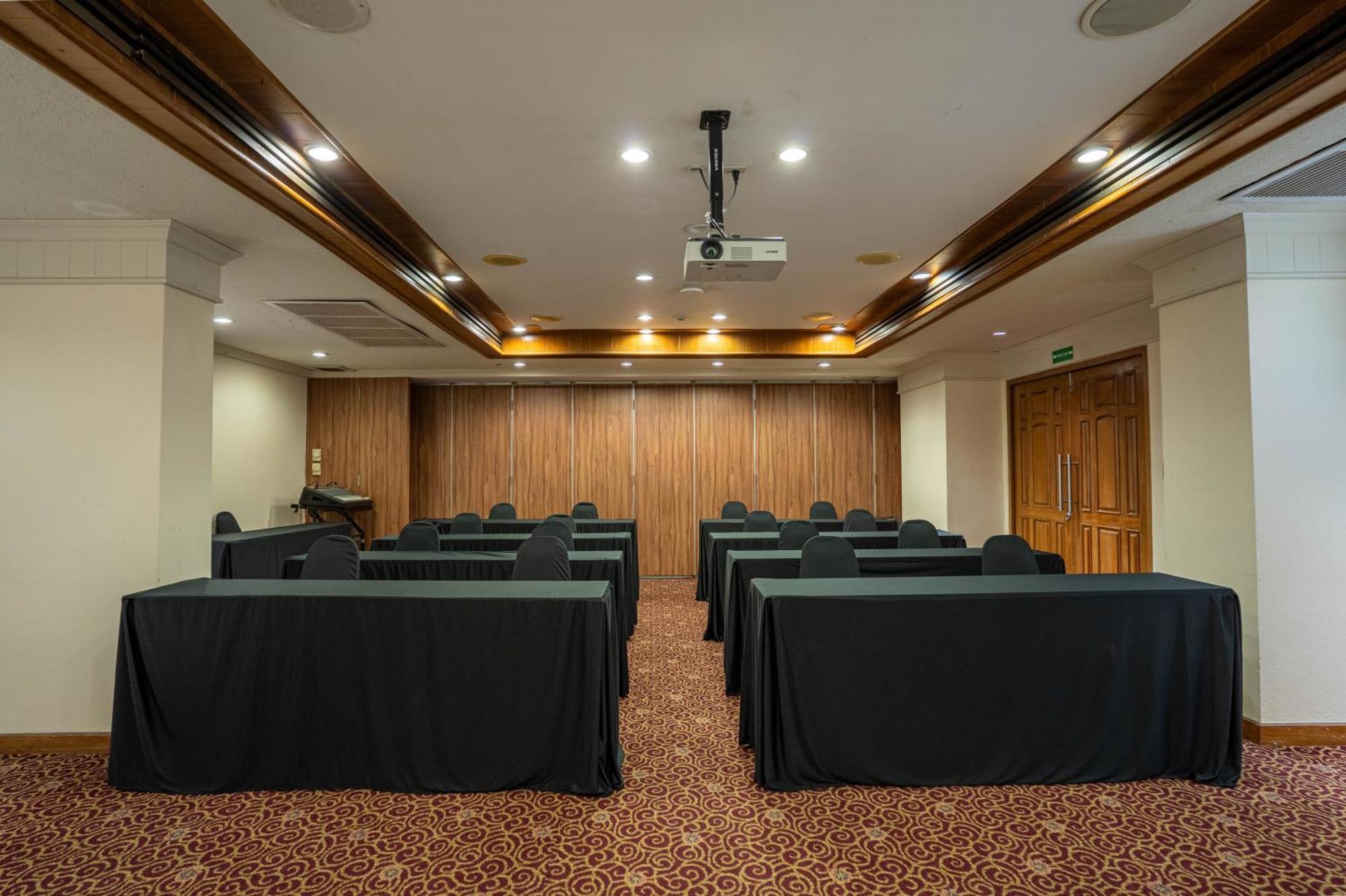 Journeyhub Sukhumvit 26, Bangkok - Formerly St James Hotel Extérieur photo