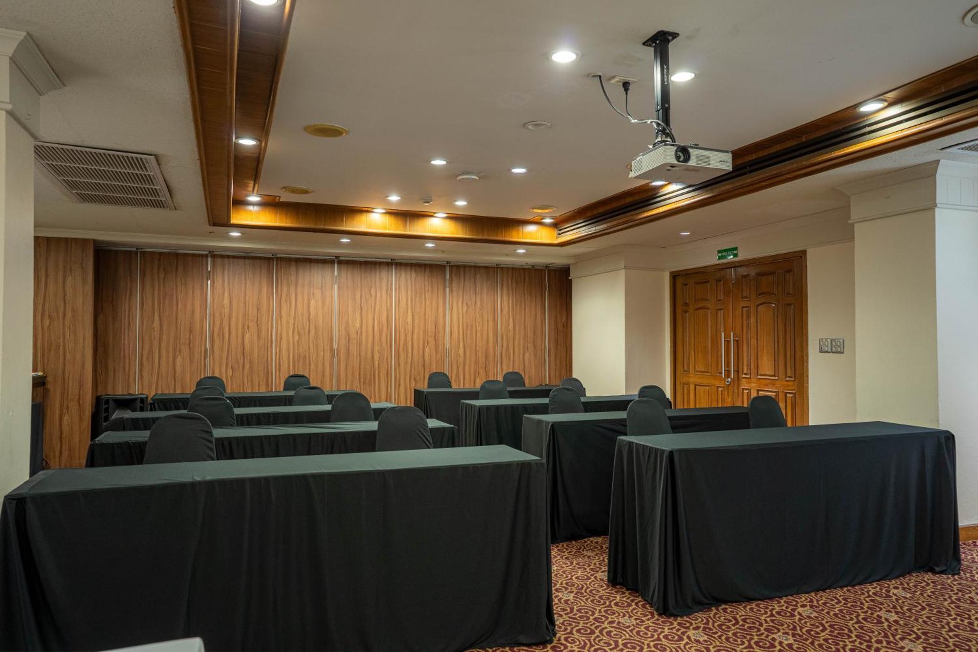 Journeyhub Sukhumvit 26, Bangkok - Formerly St James Hotel Extérieur photo