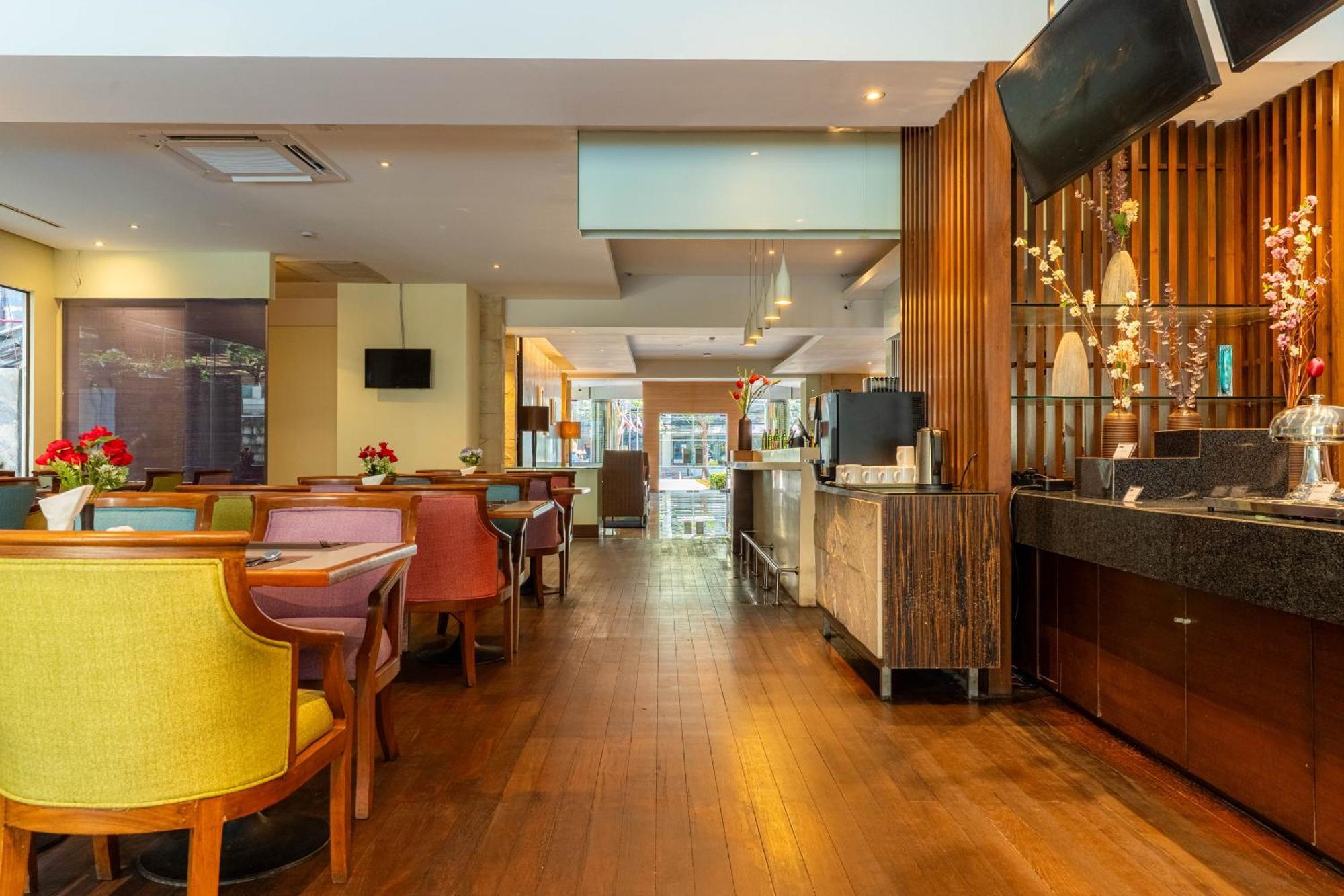 Journeyhub Sukhumvit 26, Bangkok - Formerly St James Hotel Extérieur photo