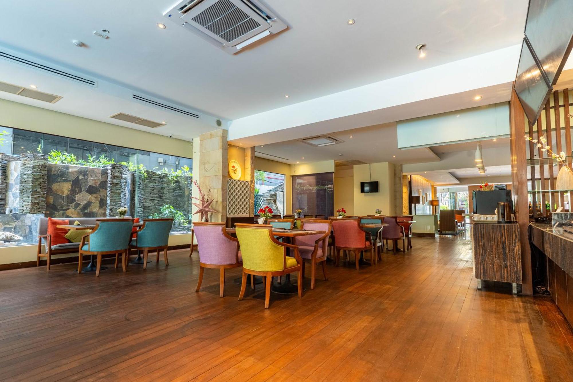 Journeyhub Sukhumvit 26, Bangkok - Formerly St James Hotel Extérieur photo