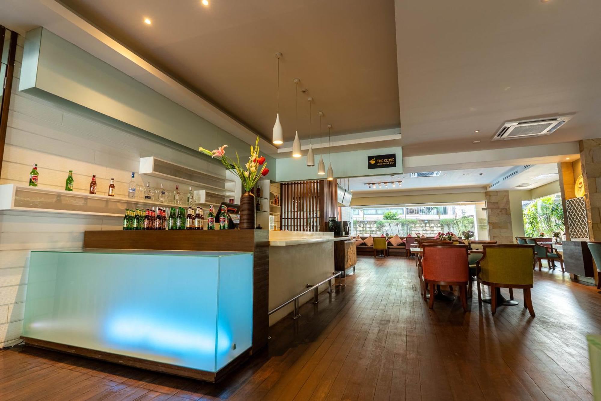 Journeyhub Sukhumvit 26, Bangkok - Formerly St James Hotel Extérieur photo