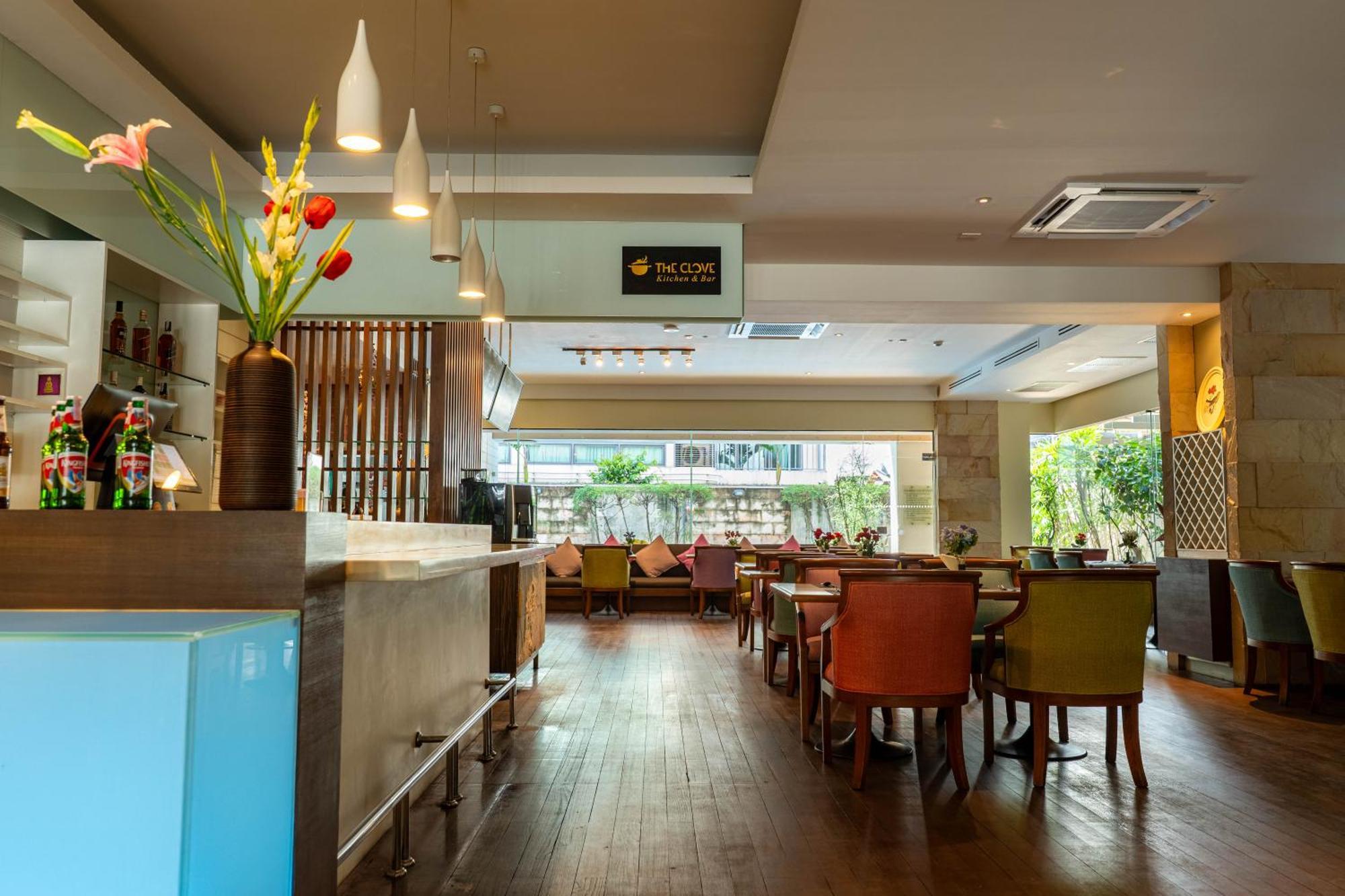 Journeyhub Sukhumvit 26, Bangkok - Formerly St James Hotel Extérieur photo